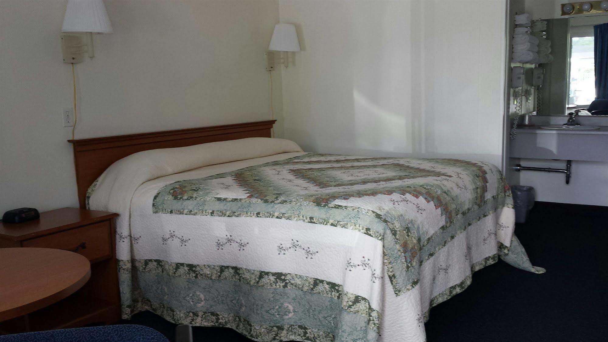 The Springs Motel Saratoga Springs Exterior photo